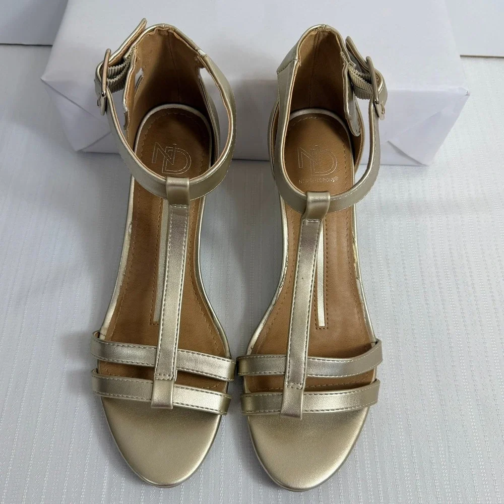 New Directions Womens Classic Gold T-Strap Kitten Heel Sandals 7.5M‎ Minimalist